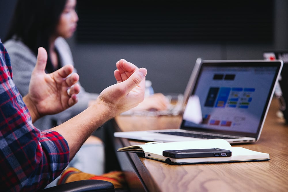Un professionnel dialogue lors d'une réunion du CSE après avoir suivi des formations rh
