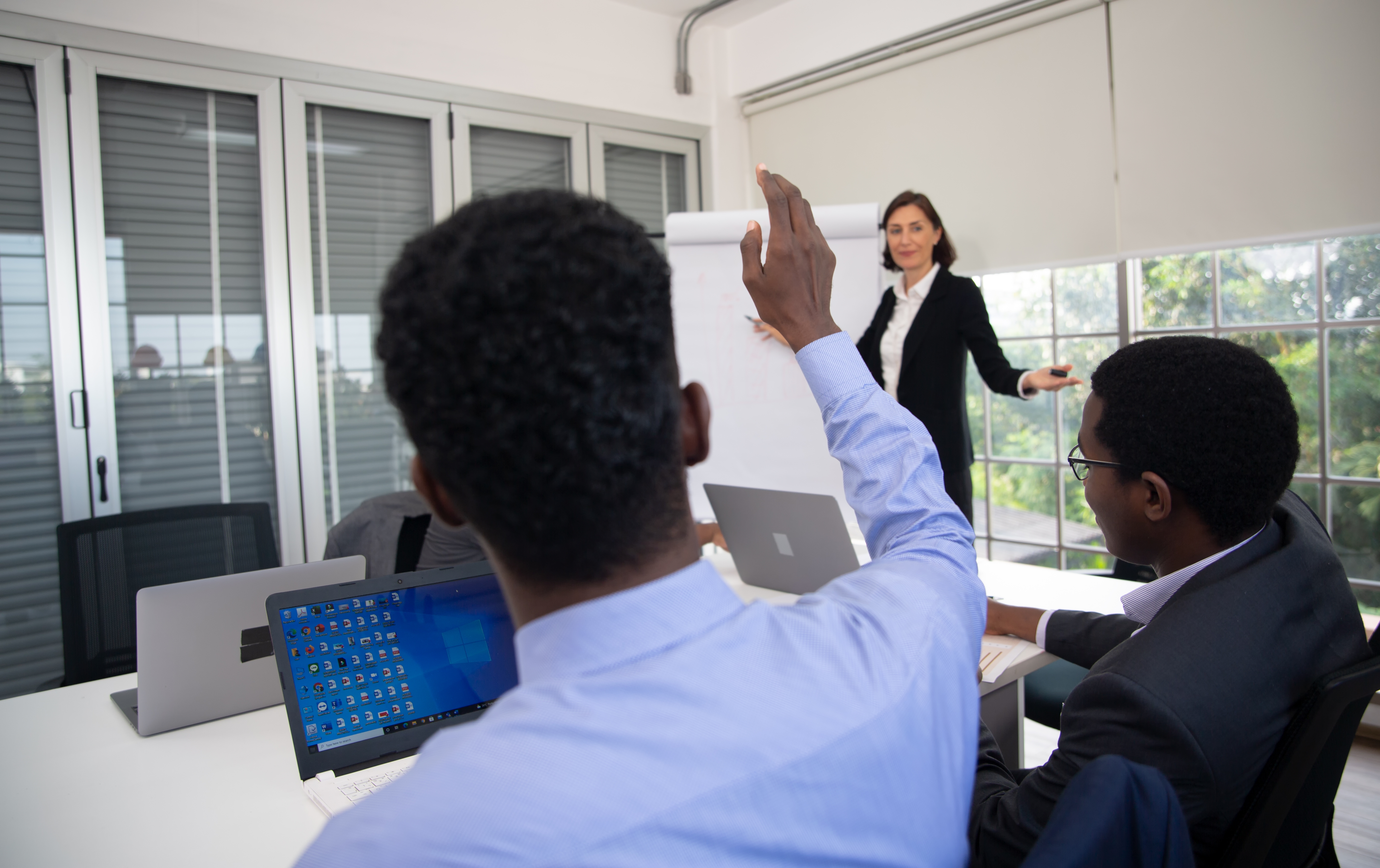 Un salarié est engagé dans sa formation. Il participe activement.