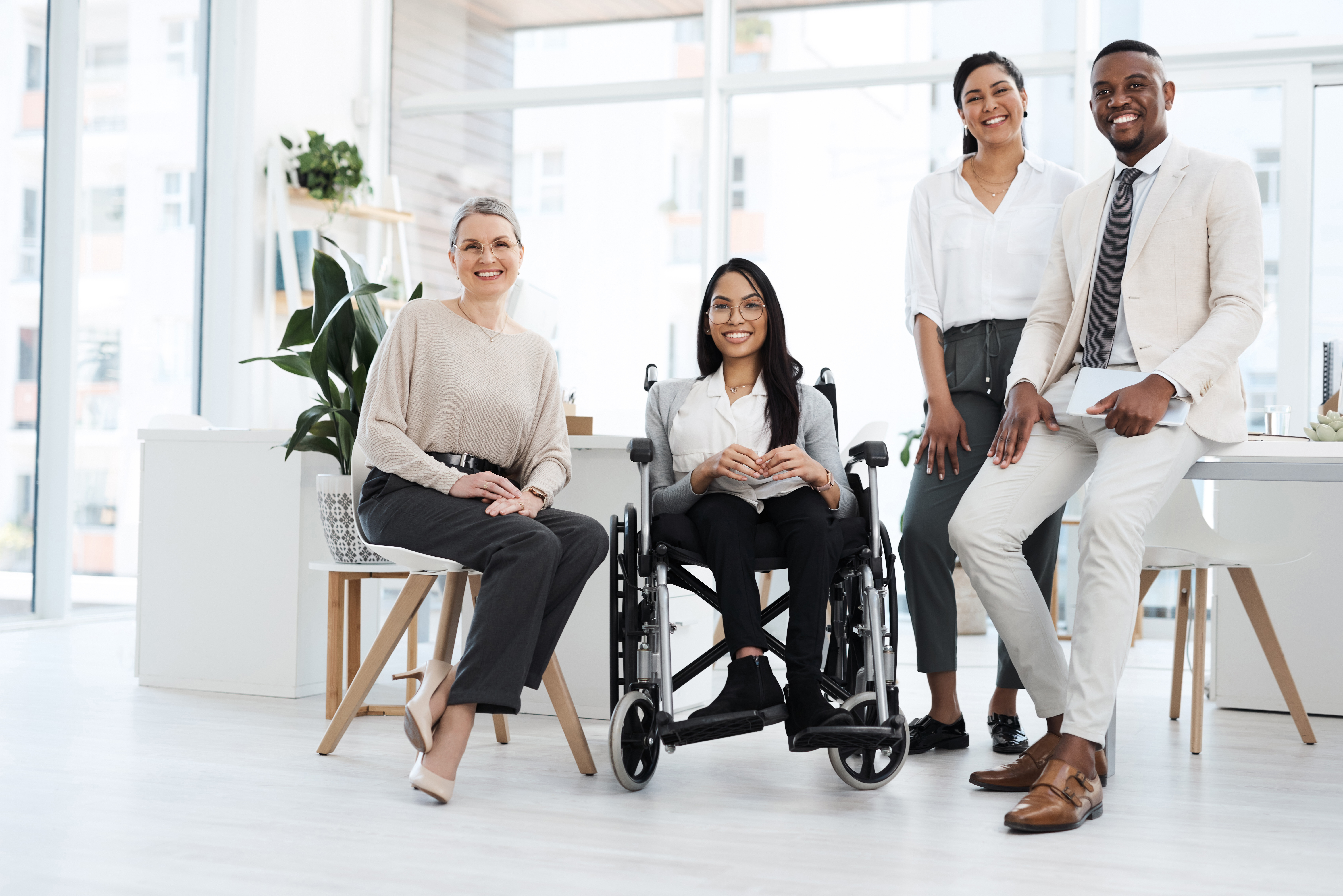 Une équipe diverse est ravie d'être accompagnée au quotidien pour ses sujets ressources humaines et formation