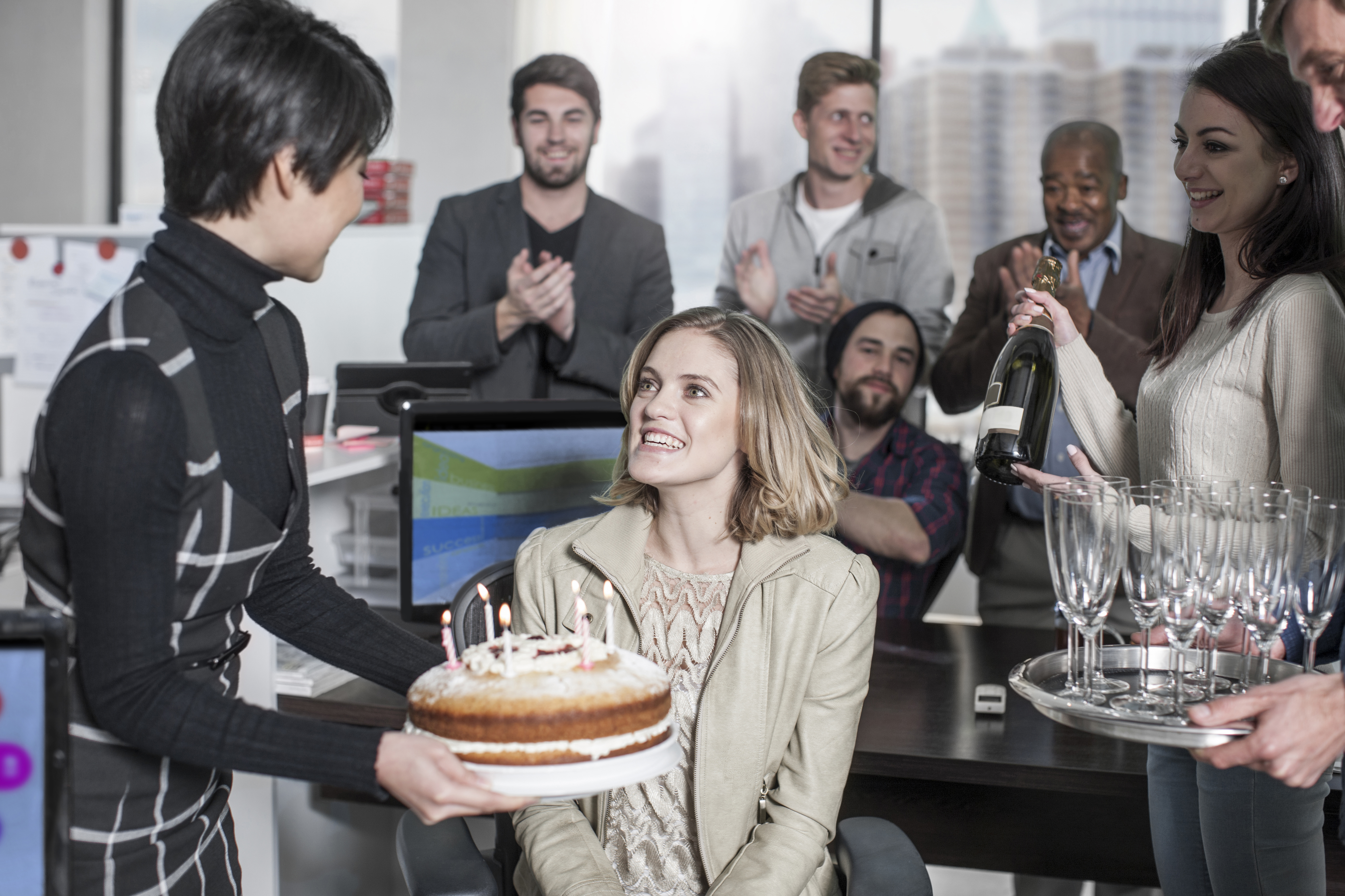 Des salariés souhaitent un anniversaire à leur collègue avec une fête qui est la bienvenue.