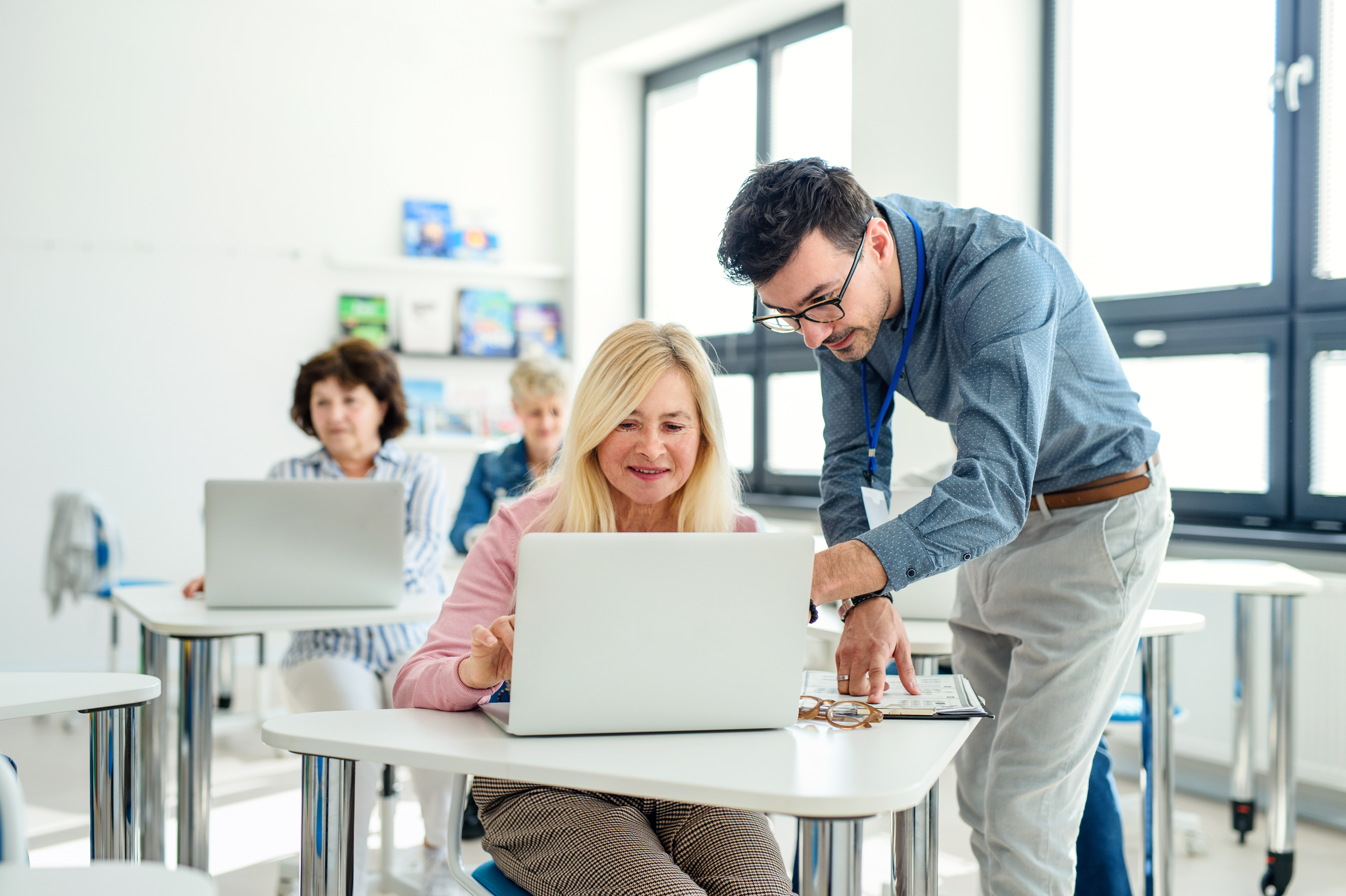 Un formateur aide une femme lors de formations rh