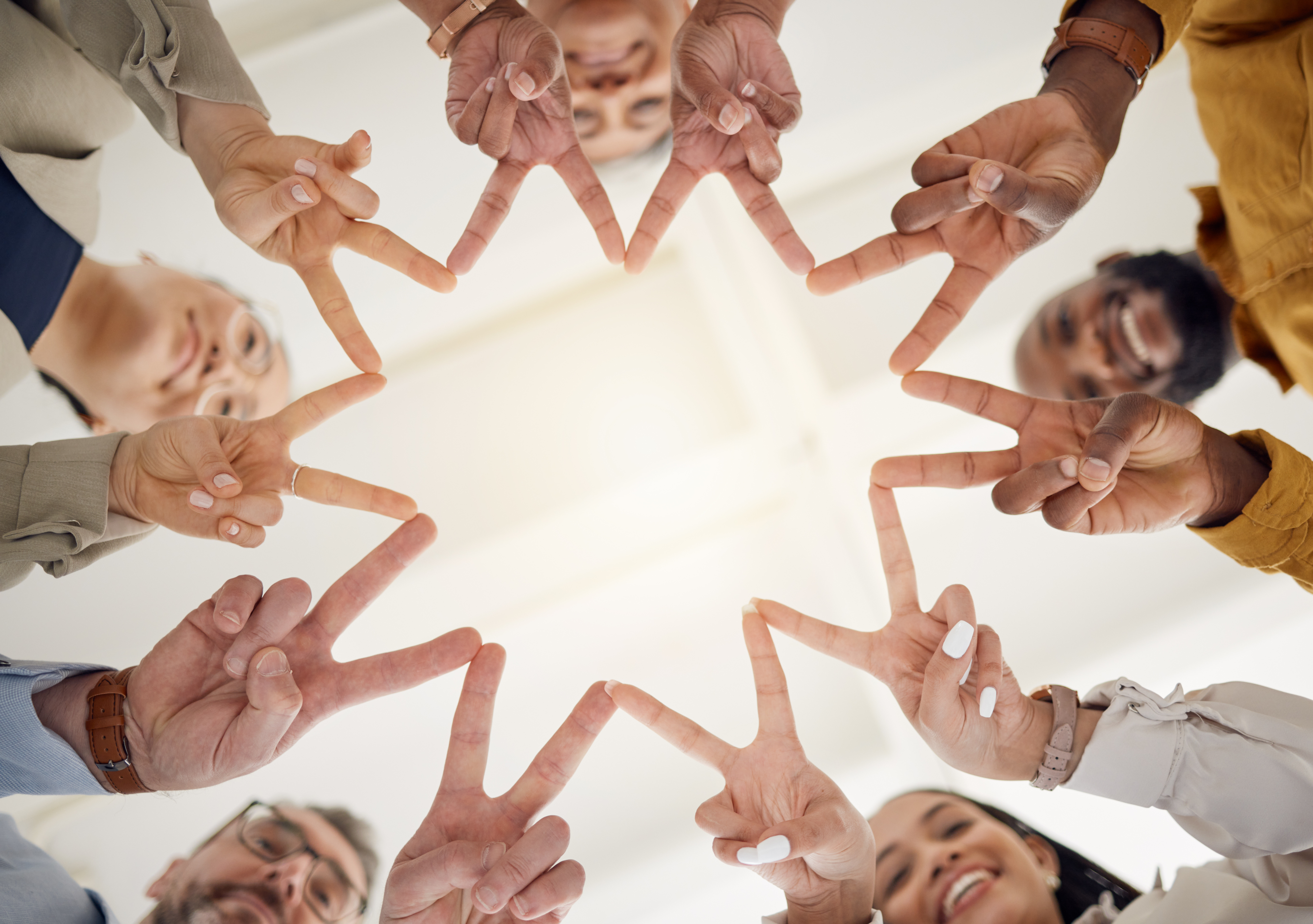 Une équipe croise les doigts ensemble après des formations rh en management