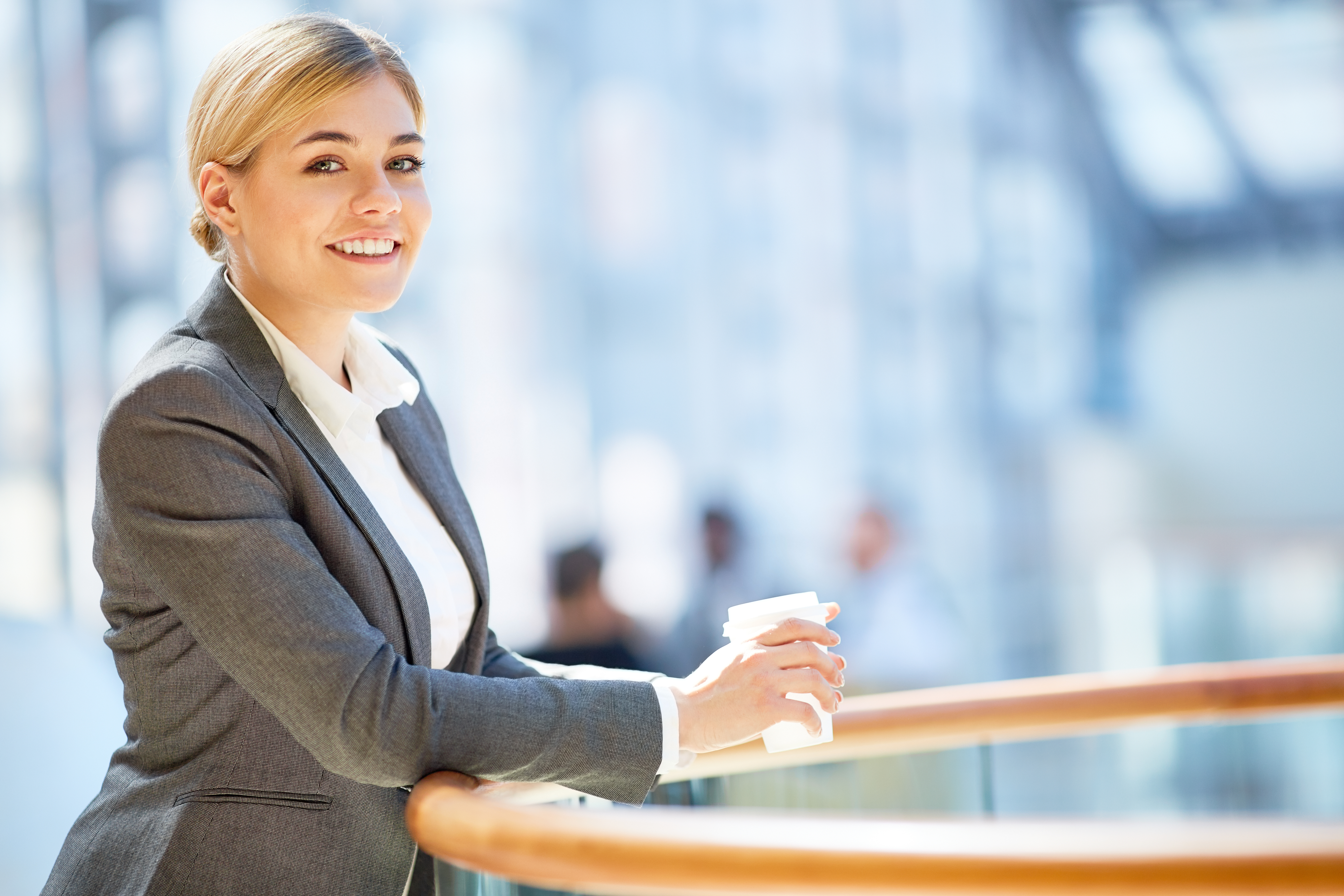 Une femme est à l'écoute, prête à fournir du conseil