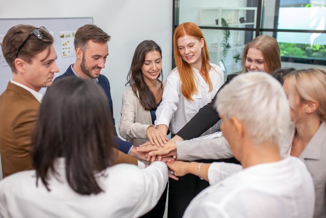 Une équipe de professionnels se tape dans la main