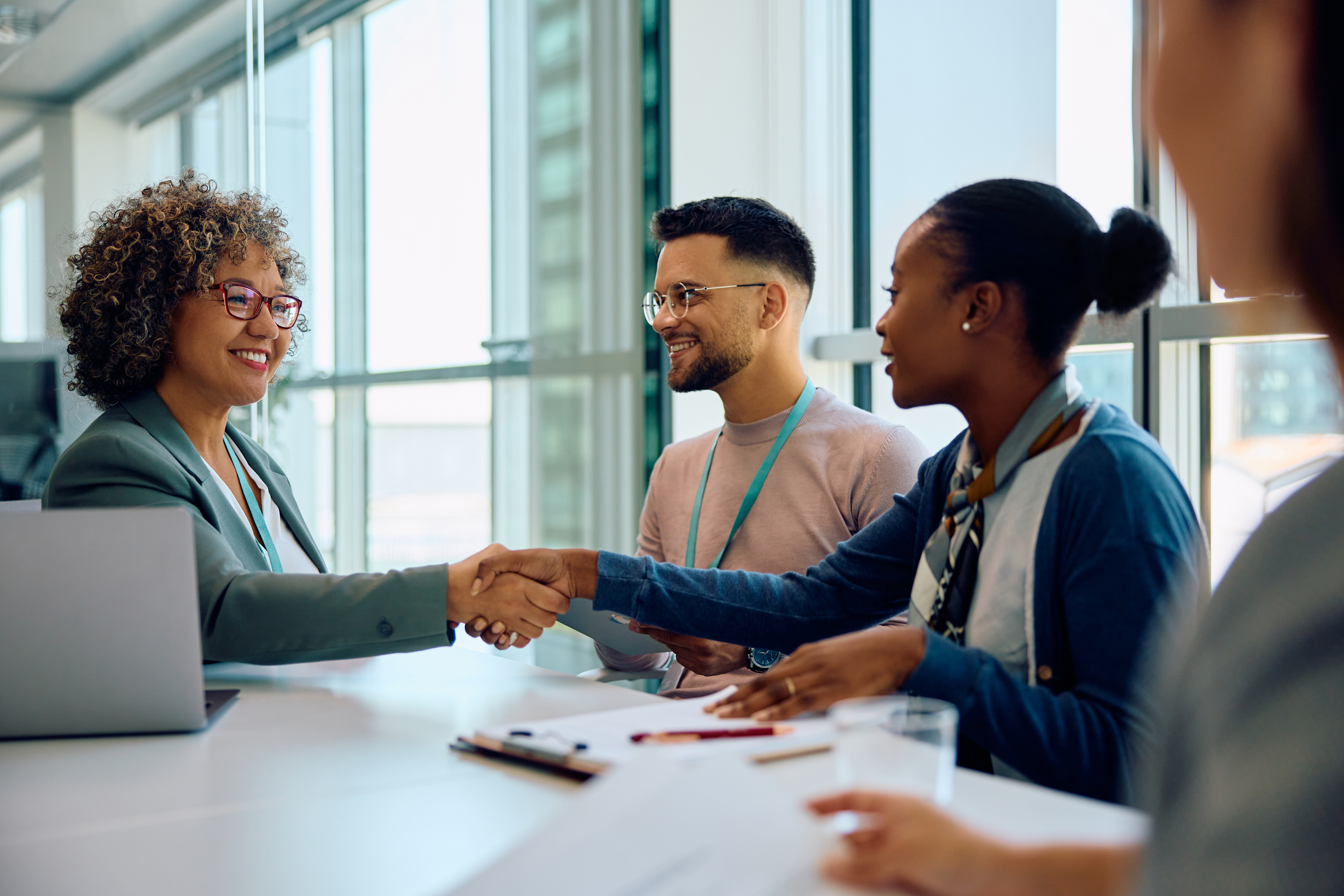 un recrutement se termine par une poignée de main